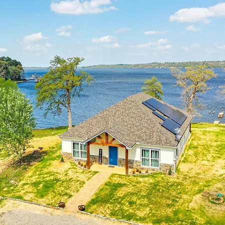 Lake Palestine Vacation Rental - Steps To Water!